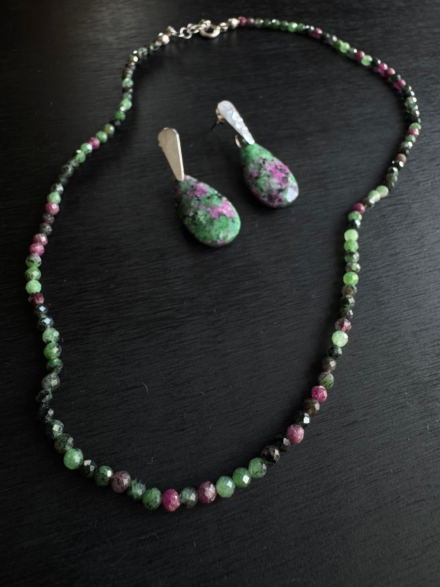 Aros y Collar piedra Zoicita Motivación