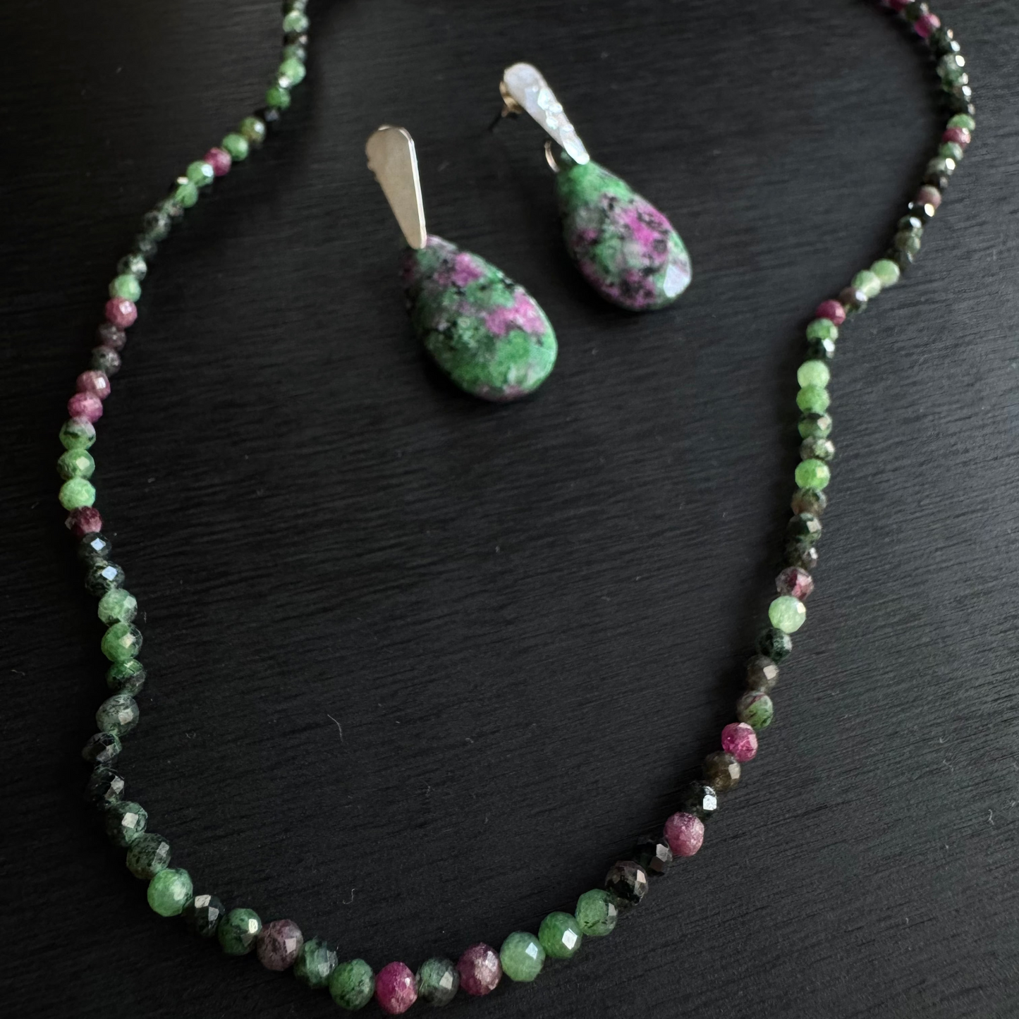 Aros y Collar piedra Zoicita Motivación