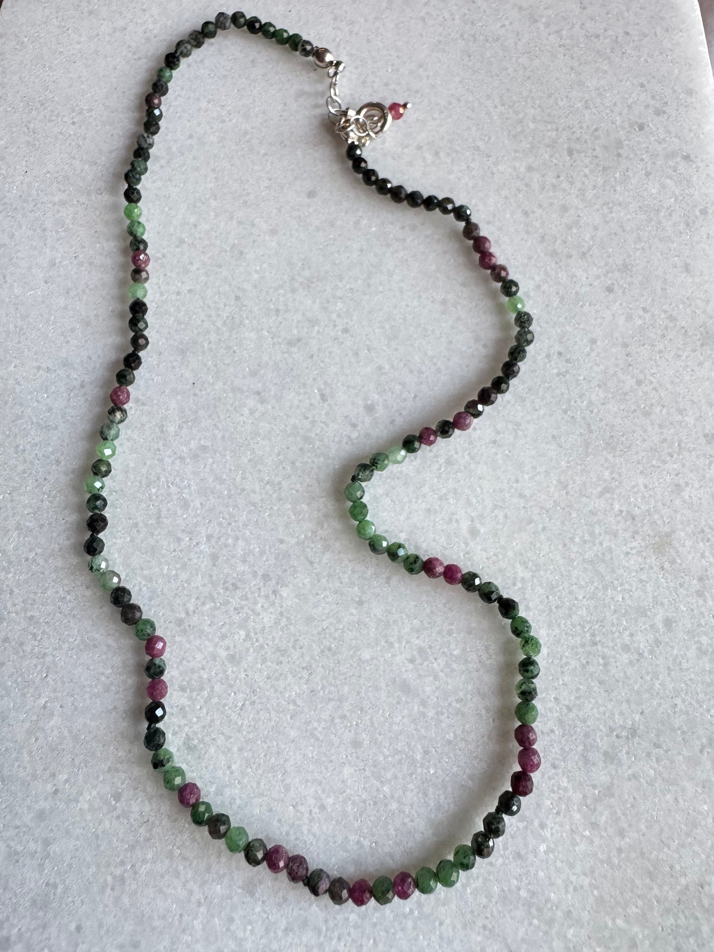 Collar Zoicita Plata verde y fucsia